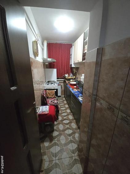 Vand Apartament 3 camere 64 m2 semidecomandat bloc 4 etaje parter - 2