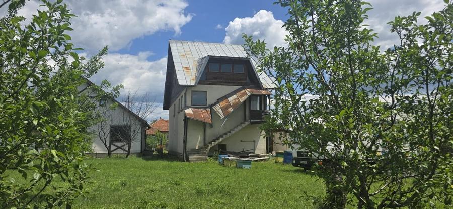 Brebu, Prahova,teren 2232mp + doua constructii in suprafata de 382mp, utilitati - 3