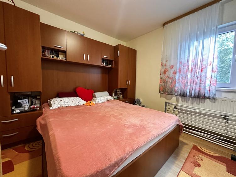 Apartament cu 3 camere semidecomandat, mobilat în Dâmbovița