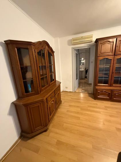 Apartament cu 3 camere semidecomandat, mobilat în Titulescu