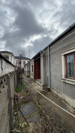 vand casa in centru singur in curte - 1