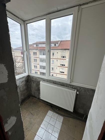 Vand apartament 2 camere decomandat, zona Soarelui - 2