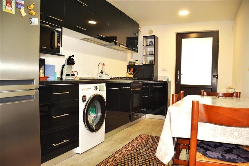 Casa de vanzare in Vacaresti, 7 km de Targoviste - spatiu generos, liniste. - 9