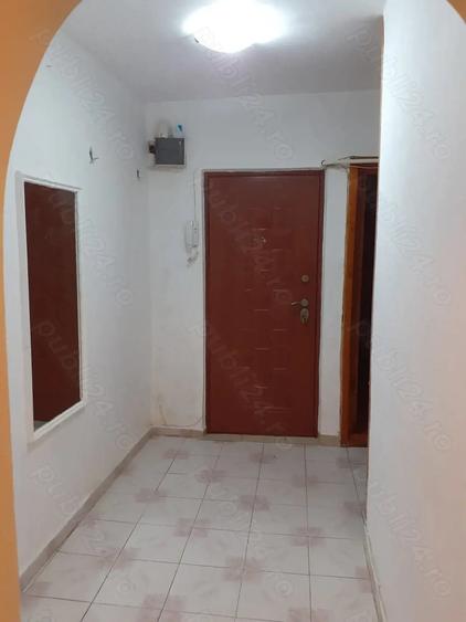 Apartament cu 2 camere decomandat în Calarași 4