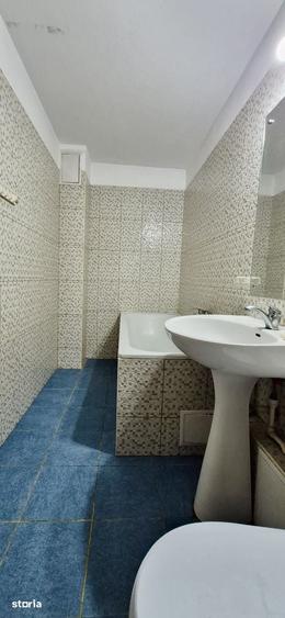 Apartament cu 3 camere decomandat în Tei