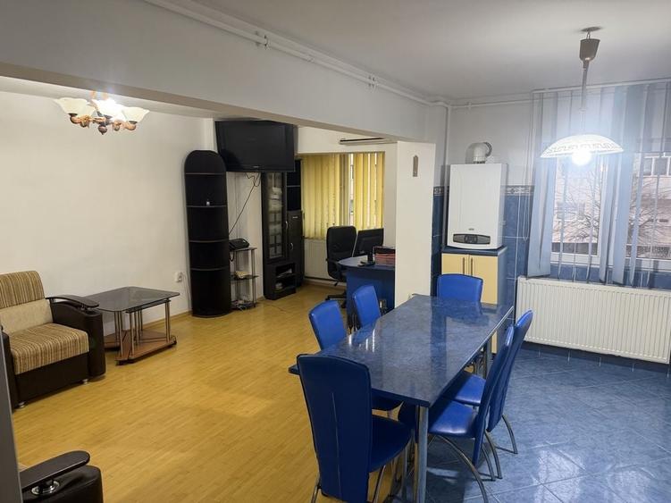 Apartament cu 3 camere decomandat în Exterior Vest