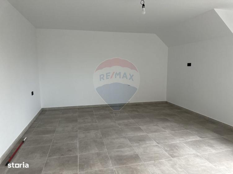 Casă cu 4 camere în Cotu Vameș