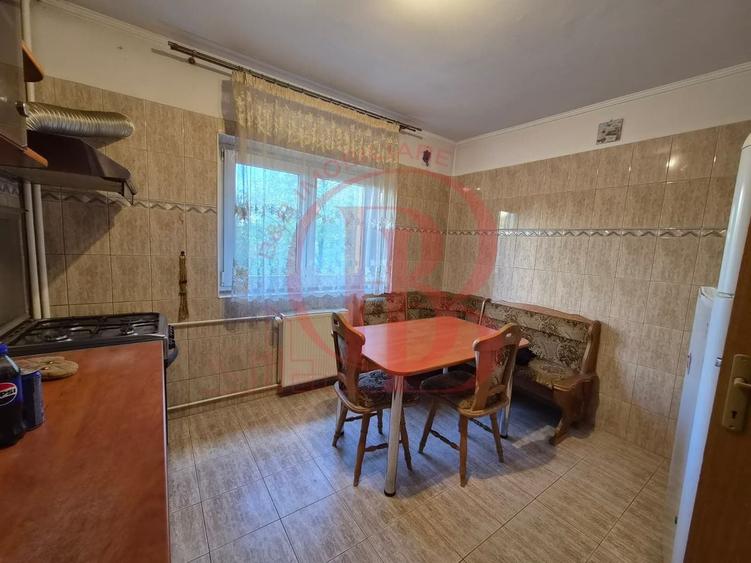 Apartament cu 3 camere decomandat, mobilat în Vitan