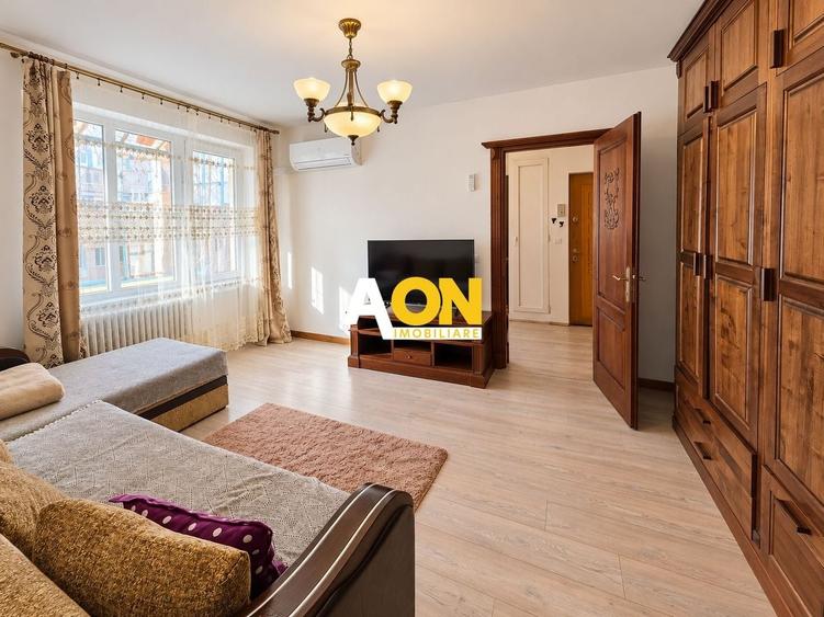 Apartament cu 2 camere semidecomandat, mobilat în Central