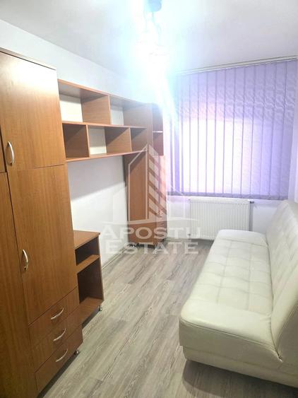 Apartament cu 3 camere decomandat în Girocului