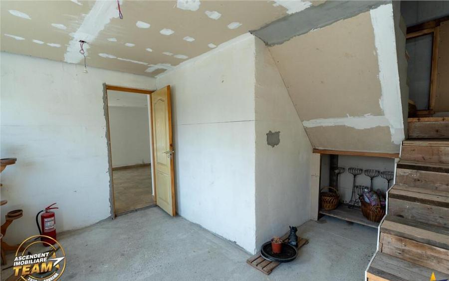 Casa cu spatiu comercial recomandat: locuinta si afacere:Cen - 4