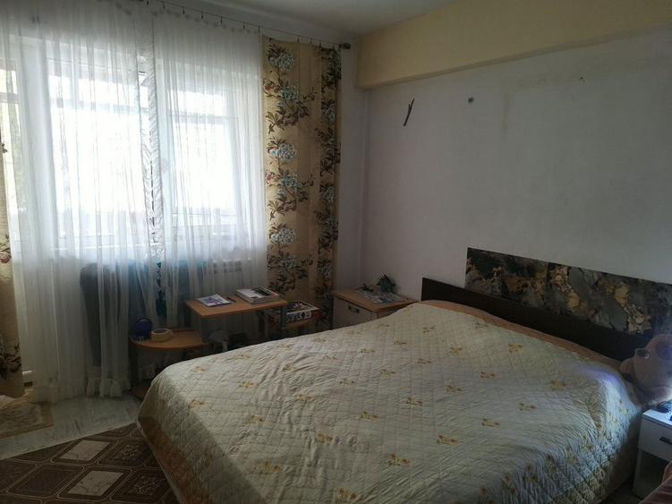 Inchiriez apartament 3 camere - 4