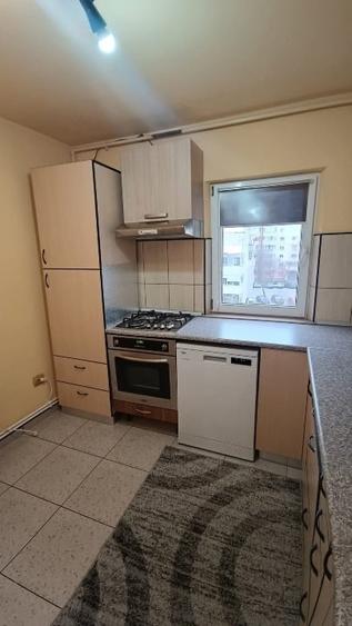 De inchiriat Apartament 3 camere - 5