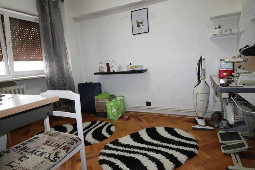 Apartament 3 camere, decomandat, etaj 3, strada 23 August - 2