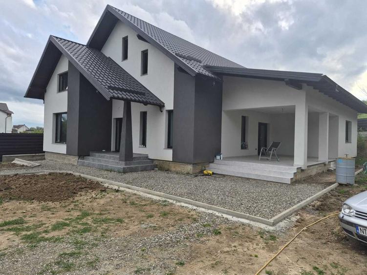 Casă cu 4 camere în Târgu Neamț