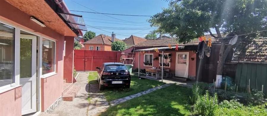 Casa, singur in curte in Bod, zona Centru - 1