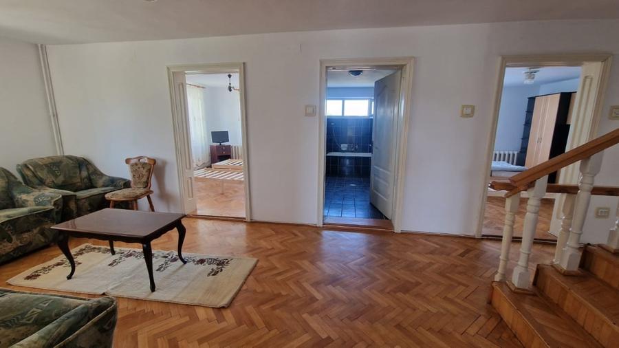 Casă individuală cu 8 camere cu Canalizare în Cetate