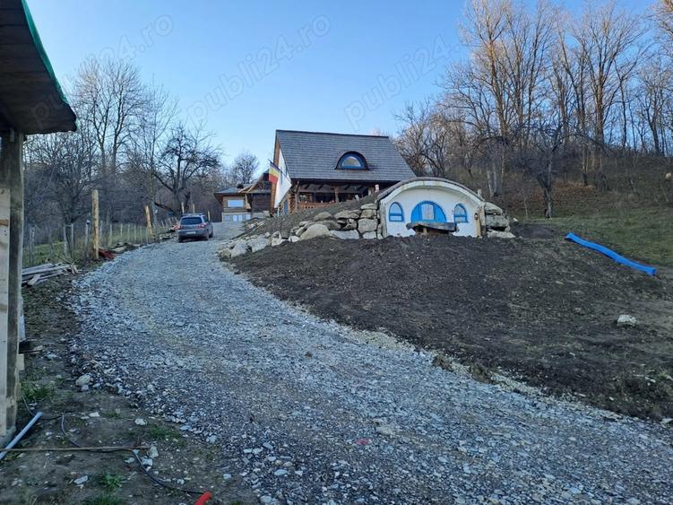 Vand mini complex tradi?ional: o casa maramure?eana, o casu?a de hobbit ?i doua case bucovinene - 1