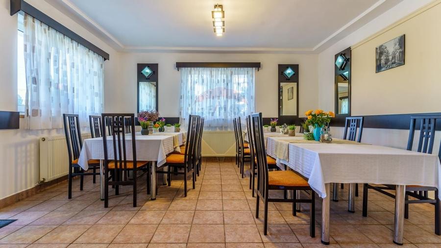 Pensiune cu 16 camere de vanzare, potential investitie,COMISION 0 - 19