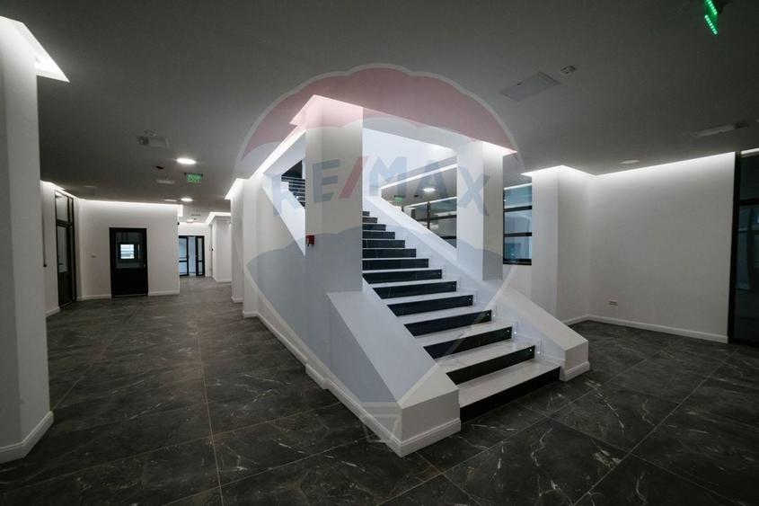 Spatiu comercial ULTRACENTRAL - 2,300mp de inchiriat - 21