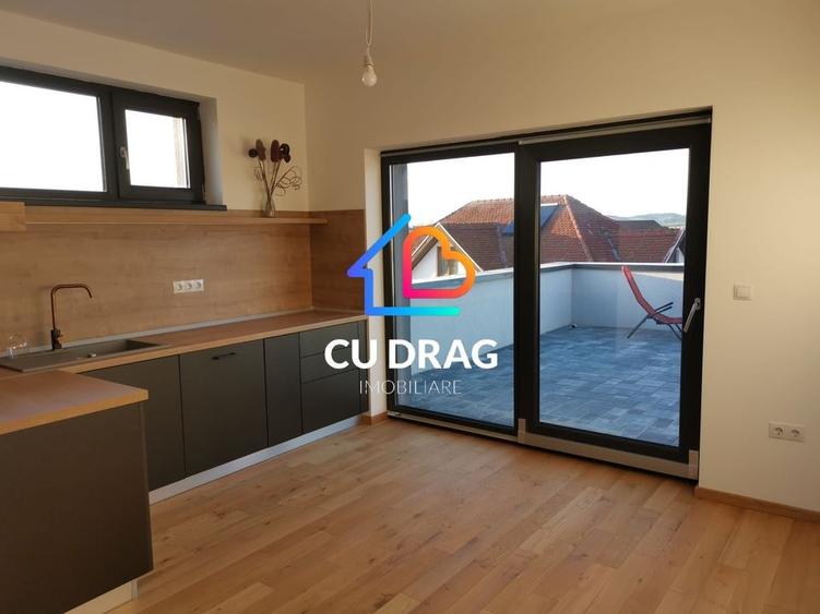 Casă individuală cu 8 camere cu Canalizare în Șelimbăr