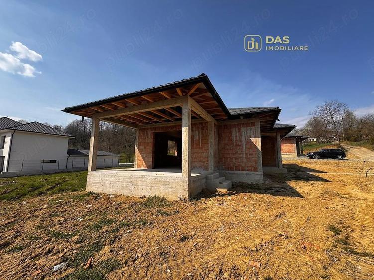 Casa pe un nivel, constructie la rosu situata in Grosi - 6