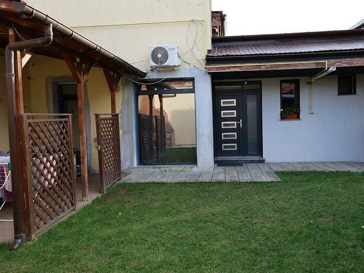 Casă individuală cu 3 camere cu Canalizare în Pârneava