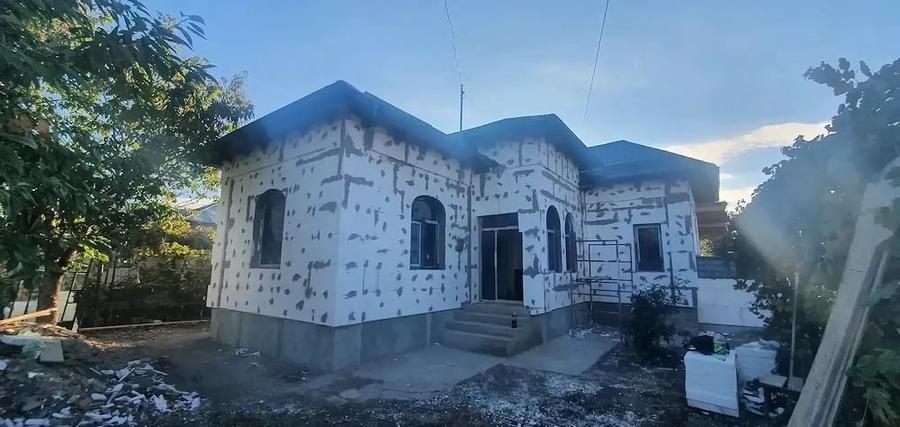 Casă cu 4 camere cu Teren 1400 Mp în Iazu