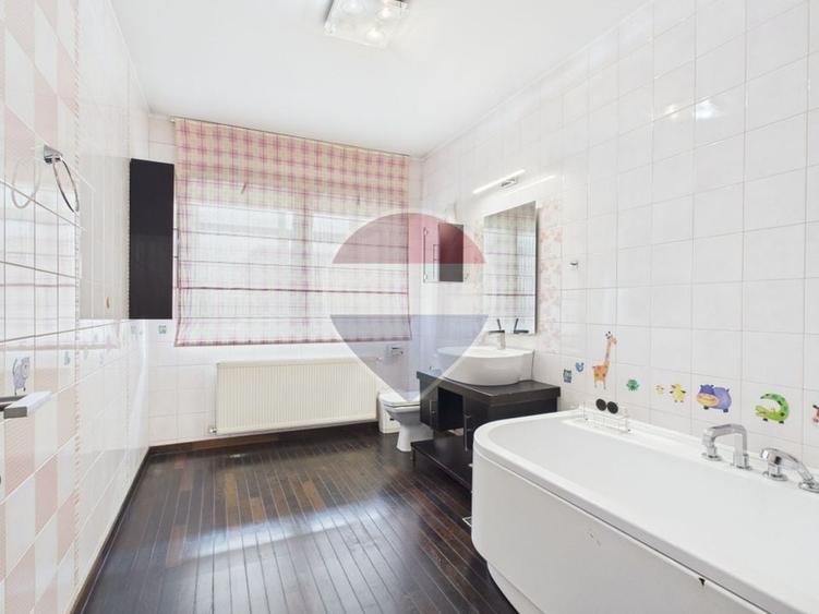 Apartament cu 6 camere decomandat în Sisești