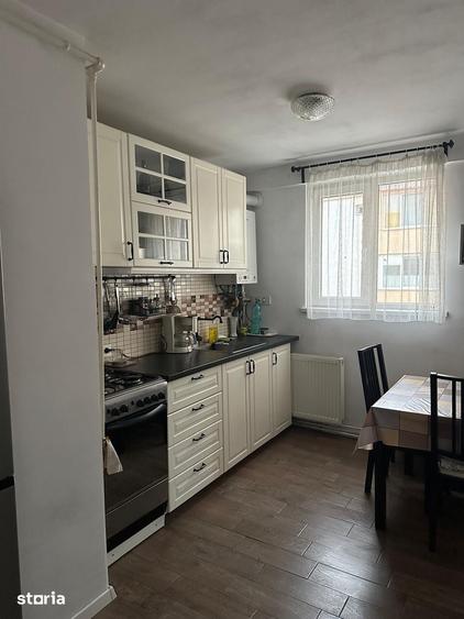 Apartament cu 3 camere semidecomandat în Astra