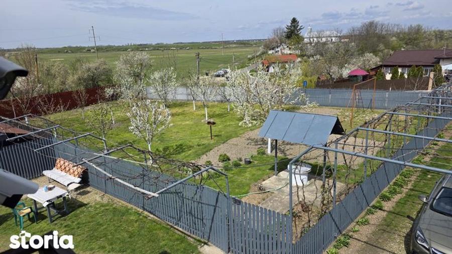 Casă cu 4 camere cu Teren 1350 Mp în Produlești