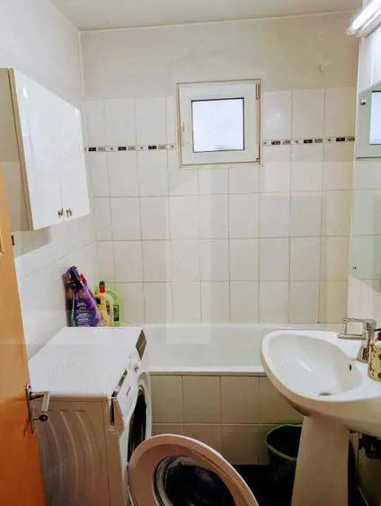 Apartament de vanzare, cu 3 camere, 65 mp, decomandat, Pia?a Victoriei - 9