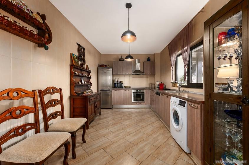 Casa de vacanta sau locuinta - 5 camere, 5 bai, 1300mp, langa Gura Humorului - 9