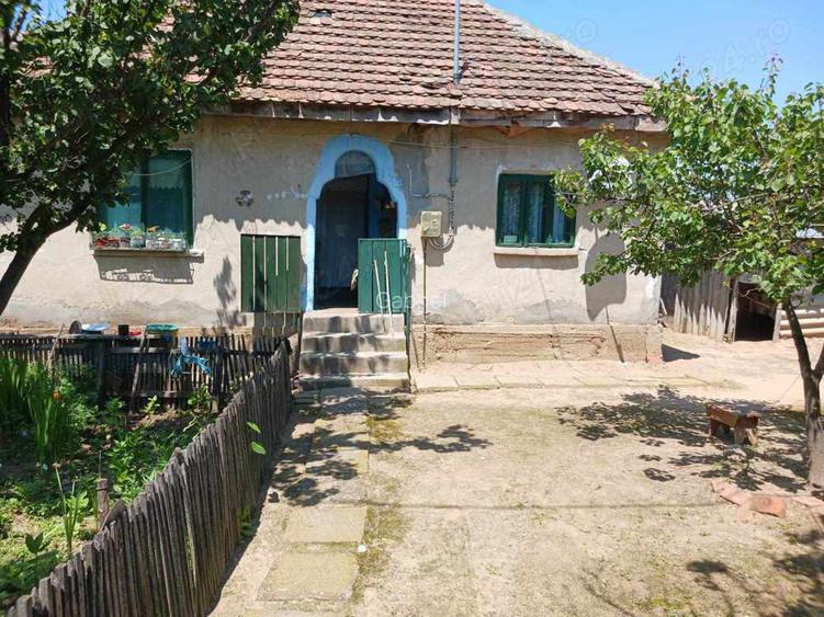 Casa batraneasca de vanzare