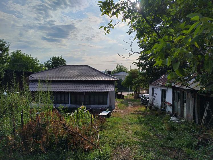 Casa de vanzare la Strada + Pamant . Septebrie . - 5