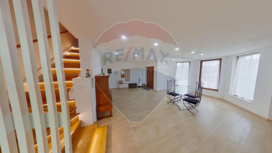 Casă / Vilă cu 6 camere de vânzare în zona Est - 1