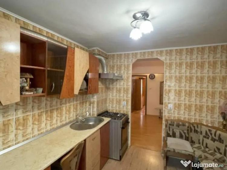 Apartament de vanzare, cu 3 camere decomandat, 68 mp, parter - 7