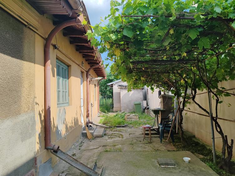 Chiajna casa veche cu teren stradal in centru Chiajna casa veche cu teren stradal in centru