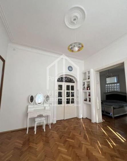 Casa formata din 2 apartamente, 2 garaje,  3 bai - zona Trei Stejari