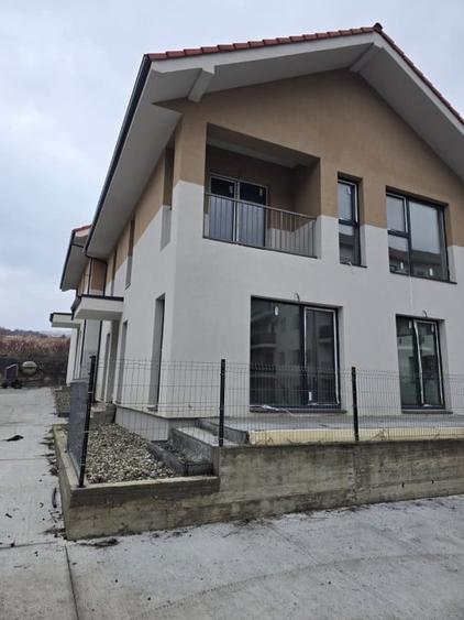 Duplex cu 5 camere cu Canalizare în Chinteni