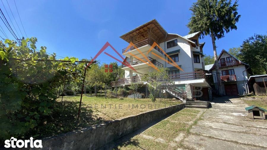 Vila de vanzare, teren 3100 mp, 7 camere, 6 grupuri sanitare, 3 CT, an - 5