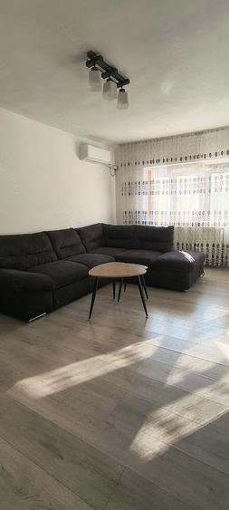Inchiriez apartament 3 camere decomandat. - 1
