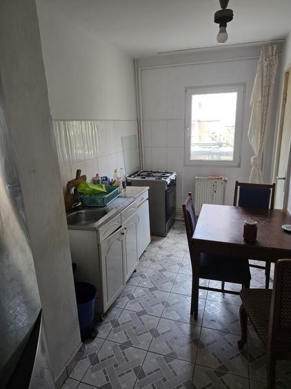 De închiriat apartament 4 camere DC - 6