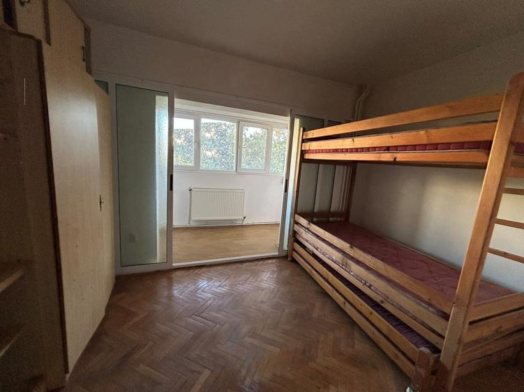 Apartament cu 3 camere decomandat în Călărași