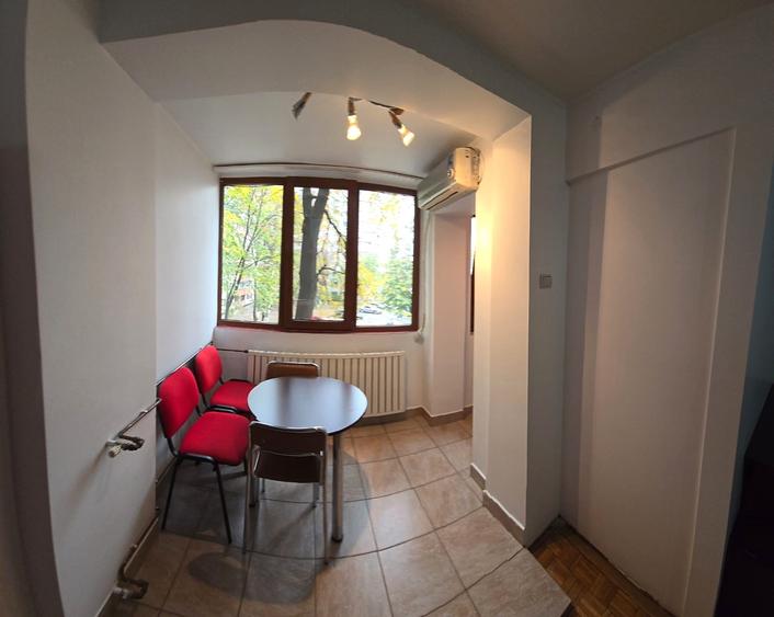 Garsonieră, zona Giurgiului, 2 stații  Eroii Revoluției, str Magurei, 1 - 3