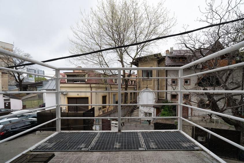 Apartament cu 3 camere semidecomandat, mobilat în P-ța Victoriei
