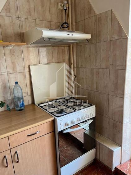 Apartament cu 3 camere decomandat, mobilat în Lunei