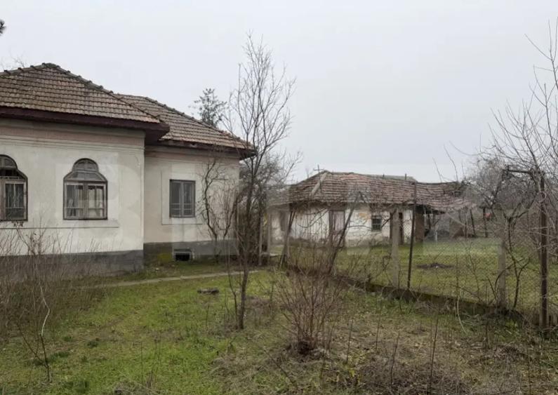 Casa parter 2714 mp teren, front 104 ml, strada principala C - 5