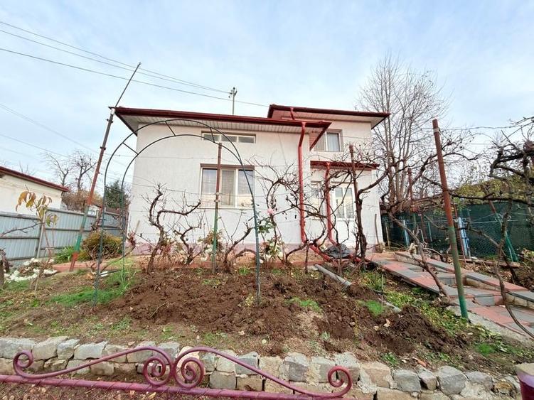 Casa din caramida in spate la Casa Lux - 1