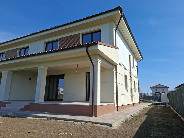 Casă cu 4 camere în Dumbrăvița